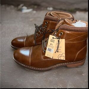 Madden NYC Men’s Lace-Up Padded Collar Boots, Me s size 8.5, NWTs